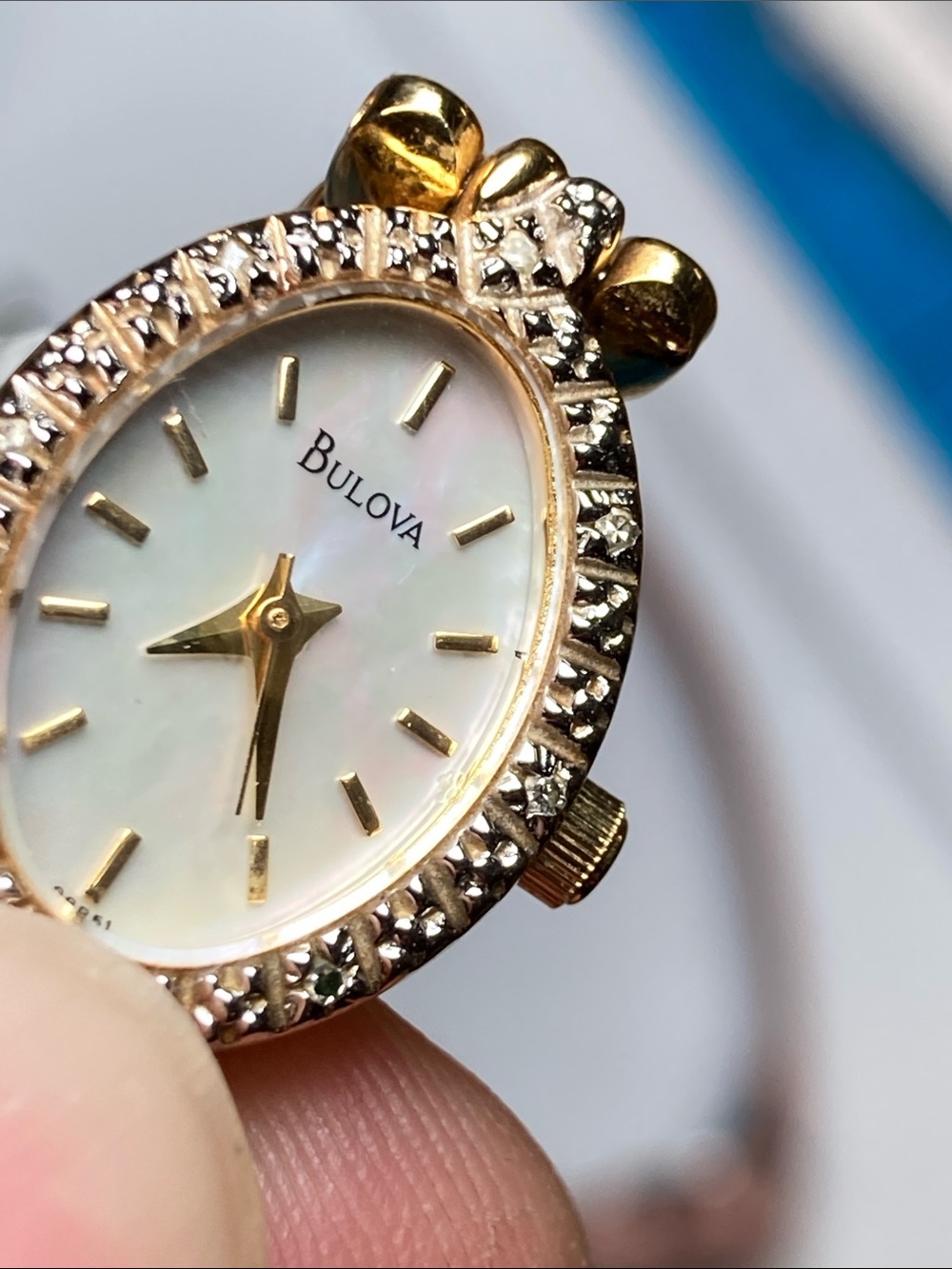 Vintage Bulova Gold Tone Ladies Bracelet Watch with shell dial, new battery - Picture 5 of 17